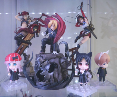 100 figurines dans des vitrines Detolf
