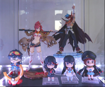 100 figurines dans des vitrines Detolf