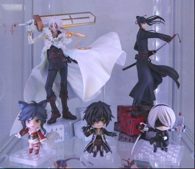 100 figurines dans des vitrines Detolf
