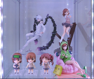 100 figurines dans des vitrines Detolf