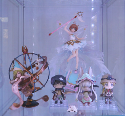 100 figurines dans des vitrines Detolf