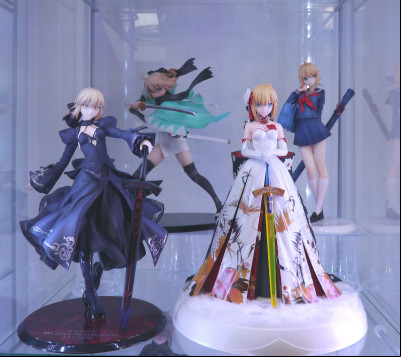 100 figurines dans des vitrines Detolf